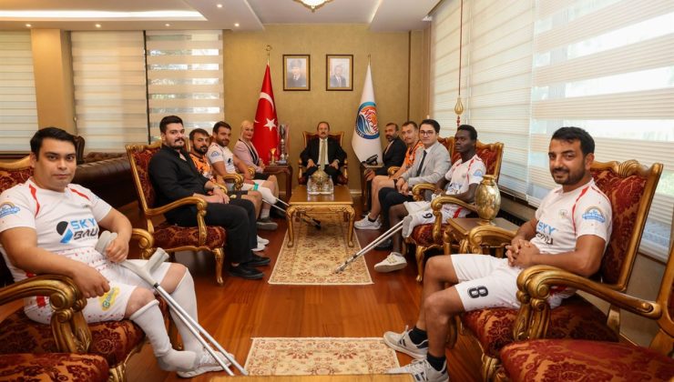 VALİ PEHLİVAN, AMPUTE FUTBOL 1. LİGİ 2023-2024 SEZONUNDA ŞAMPİYON OLARAK SÜPER LİG’E ÇIKAN MERSİN OLİMPİK YETENEKLER AMPUTE FUTBOL KULÜBÜNÜ KABUL ETTİ