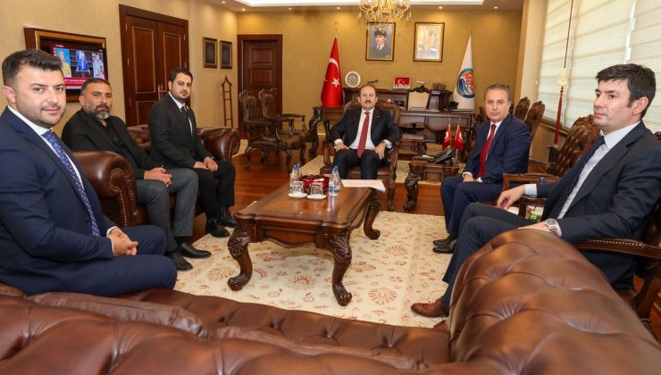 VALİ ALİ HAMZA PEHLİVAN, ANAMUR İLE MUT İLÇESİ KAYMAKAMLARI VE BERABERİNDEKİLER İLE GÖRÜŞTÜ