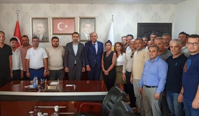 Tarsus Milli Eğitim Müdürü ilk iş AKP il başkanını ziyaret etti: Okul müdürleriyle AKP binası önünde poz verdi