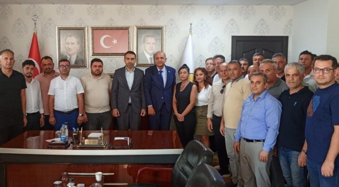 Tarsus Milli Eğitim Müdürü ilk iş AKP il başkanını ziyaret etti: Okul müdürleriyle AKP binası önünde poz verdi
