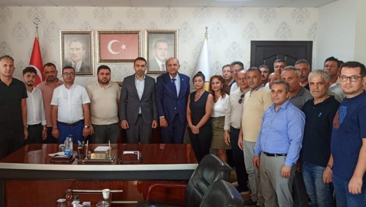 Tarsus Milli Eğitim Müdürü ilk iş AKP il başkanını ziyaret etti: Okul müdürleriyle AKP binası önünde poz verdi